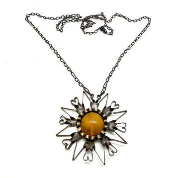 Oude ketting met natuurlijke Baltische barnsteenhanger van
