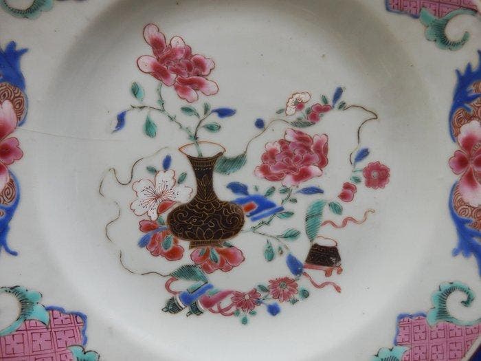 Schotel - décor au vase de pivoines - Porselein - China 18e, Antiquités & Art, Antiquités | Autres Antiquités