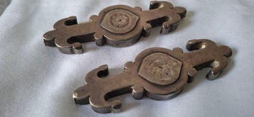 1 paire d’attaches de ceinture traditionnelles / broches