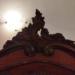 Vitrinekast - Gebeitst hout, waarschijnlijk walnotenhout.