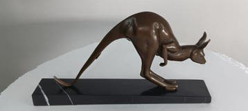Sculpture, Brons kangoeroe in spinghouding. - 16 cm - bronze
