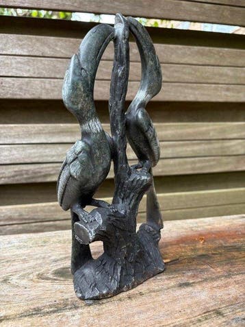 Figuur - Twee neushoornvogels in een boom - Serpetine steen