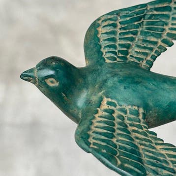 sculptuur, NO RESERVE PRICE - Swallow Fly Up on Stand - 26, Antiek en Kunst