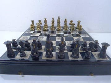 Jeu déchecs en bronze nature et teint en noir échiquier 39, Antiek en Kunst