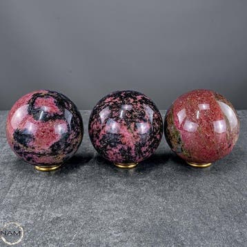 Natuurlijke rhodonietballen – Set van drie expressieve