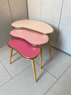 Tables gigognes - Bois de pin - Trois petites tables, Antiquités & Art