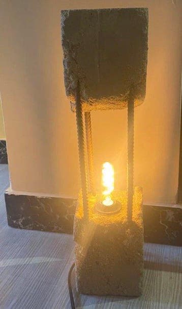 Lampada da tavolo brutalista in cemento e acciaio – design