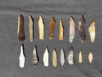 Mesolithisch / Epipaleolithisch 16 Prehistorische Klingen,, Antiek en Kunst