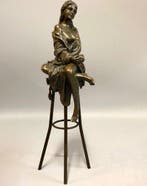 Statue, Vrouw op kruk met appel - 29 cm - Bronze