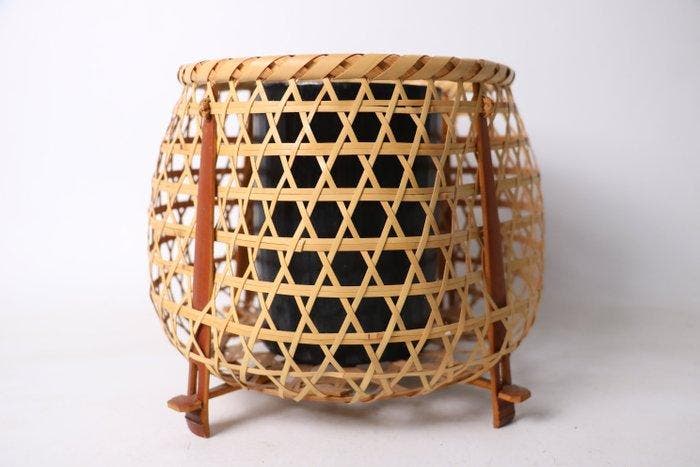 Japanse bamboe bloemenmand met zwartgelakt binnenvat —, Antiquités & Art, Antiquités | Autres Antiquités