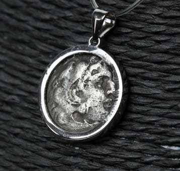modern Zilver Hanger met de oude Griekse drachme van