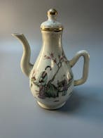 Een fles alcohol en twee kleine glazen. - Porselein - China