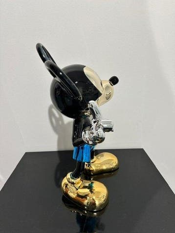 Van Apple - World Peace - Mickey Blue