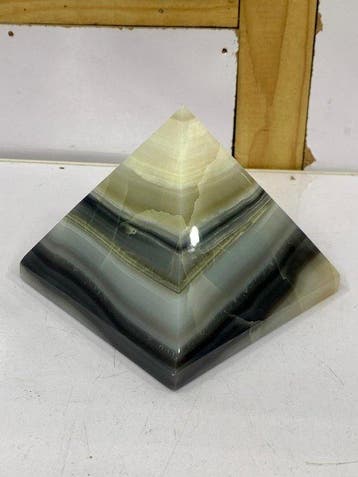 Zwarte bandcalciet Piramide - Hoogte: 14.5 cm - Breedte: