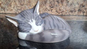 Royal Copenhagen - Beeldje - Sleeping cat and White Pig -, Antiquités & Art