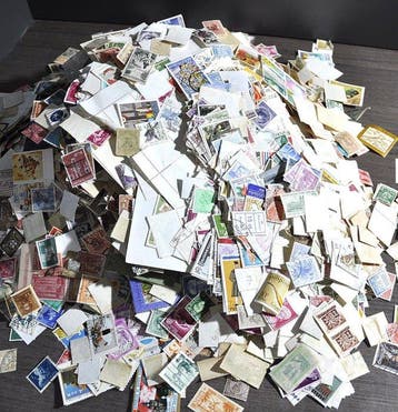 Wereld - Flinke doos vol met een uitzoekpartij met 1000-den, Postzegels en Munten, Gestempeld