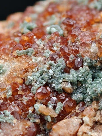 Oranje essoniet met groen clinochlore, Sterk contrast,