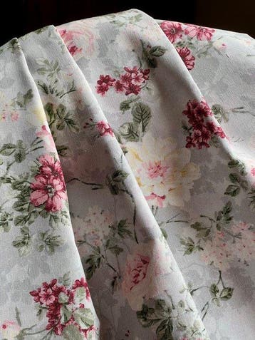 Double largeur. Tissu imprimé romantique. Tapissages et