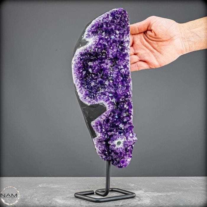 Gloeiende amethist op metalen standaard – elegantie in, Collections, Minéraux & Fossiles