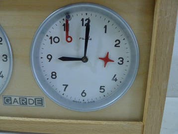Ancienne horloge pendule jeu déchecs RUHLA GARDE années 70-