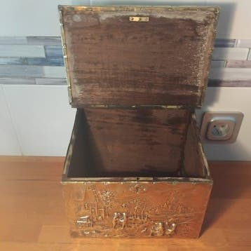 Doos - Een middeleeuwse dorpsscène - Messing repoussé, begin