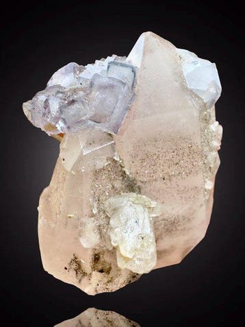 Blauwe fluorietbloem op ongelooflijke kwarts., Verzamelen, Mineralen en Fossielen