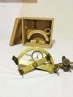 Graphomètre ancien à pinnules avec boussole centrale ,