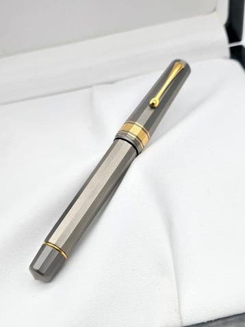 Omas - Pluma estilografica omas T2 Titanium 75th Anniversary, Nieuw