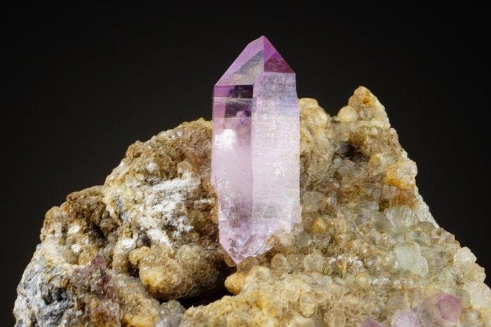 Cristaux d’améthyste sur matrice mexicaine classique - sans, Verzamelen, Mineralen en Fossielen