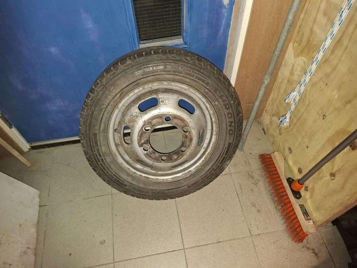 Volkswagen reservewiel iveco BE TREKKER (velgen, Banden), Autos : Pièces & Accessoires, Pneus & Jantes, Enlèvement ou Envoi