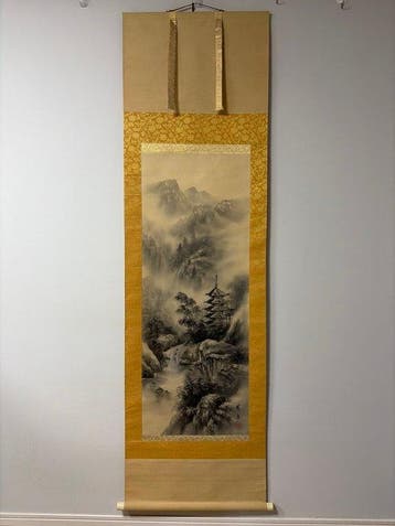 Japanse inktlandschap op zijde – Mistige bergen, bos en