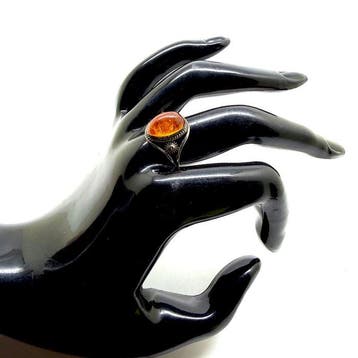 Oude ring met een natuurlijke Baltische amber cabochon in