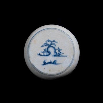 Blauwe en witte dekseldoos met paviljoen in een