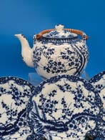 Japan – Tee-Service mit floralen Dekor – Porzellan blau-weiß