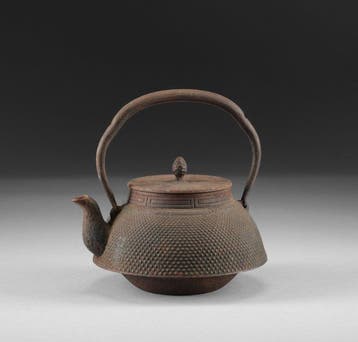 Twee ijzeren waterketels. - IJzer (gegoten) - Japan -