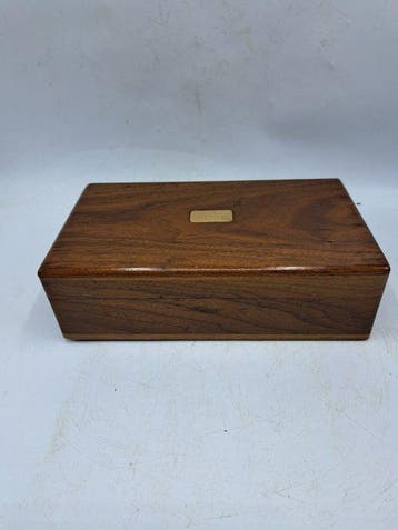 Cercueil - coffre de rangement - Noyer - liste des tables
