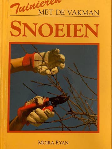 Snoeien / Tuinieren met de vakman 9789055610211 M. Ryan, Verzenden, Gelezen, M. Ryan