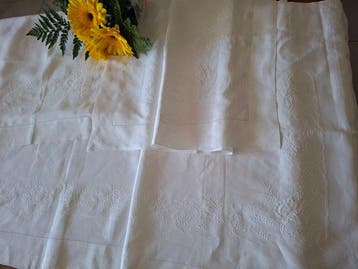 Elegant laken met grote kussenslopen en prachtige, met de