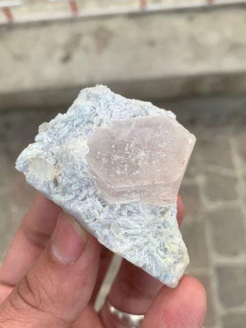 Roze morganietkristal in combinatie met