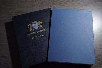 Accessoires Pays-Bas - Une grosse boîte remplie dalbums, Timbres & Monnaies