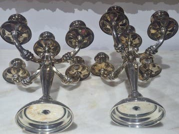 Pareja de candelabros de cinco luces en alpaca, estilo Luis