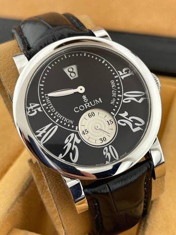 Corum - Classical Heure Jump Hour - 154.201.20 - Homme -, Handtassen en Accessoires, Horloges | Heren, Nieuw