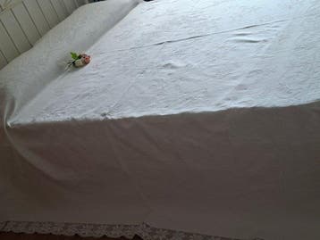 Couverture blanche fabuleuse, de linge de lit et de grandes
