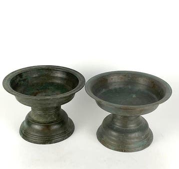 Deux plateaux doffrandes en bronze khmer - Cambodge - XIIIe