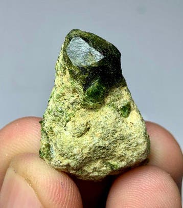 106 gram groen demantoïde granaat specimenpartij uit, Verzamelen
