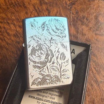 Zippo - Rosas grabadas – Acabado degradado azul metálico a