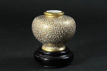 Vaas - Satsuma-ware vaas van Kozan Kida () – met een