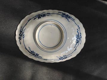 Plat oval en porcelaine Arita Imari, festonné, japonais. -