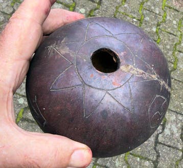 Oud vat met menselijke en dierfiguren - Timr - Indonesië