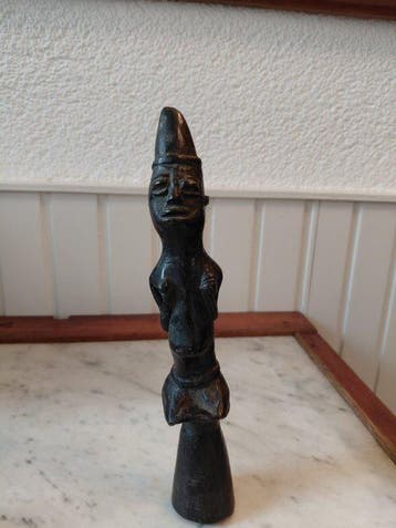 Beeldje, Yoruba Ogboni/Osugbo staf - 24 cm - Gepatineerd, Antiek en Kunst